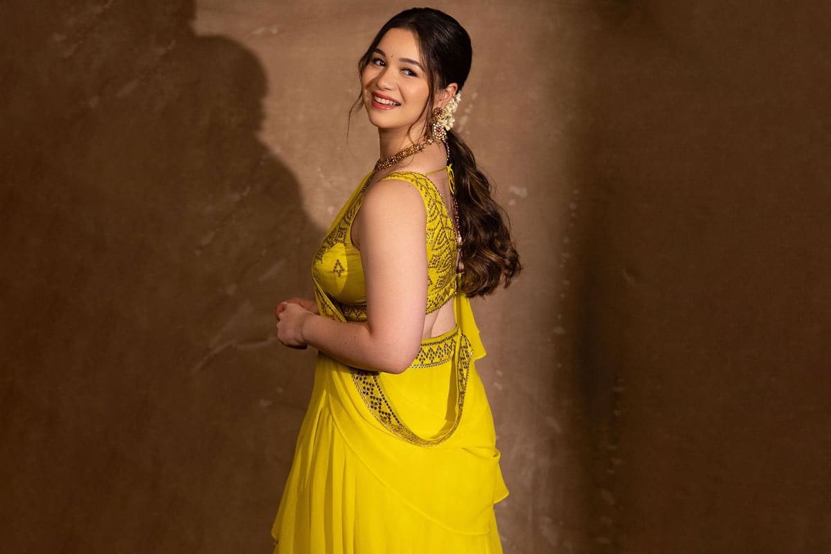 Sara Tendulkar Stuns in Embroidered Drape: Cue Alexa, 'Play Param Sundari'! Sara Tendulkar Stuns in Embroidered Drape: Cue Alexa, 'Play Param Sundari'!