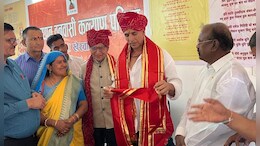 Akshay Kumar in Udaipur: राजस्थान पहुंचे अक्षय कुमार ने दान किए 1 करोड़ रुपये, बच्चों संग पूजा करके खिंचवाई फोटो