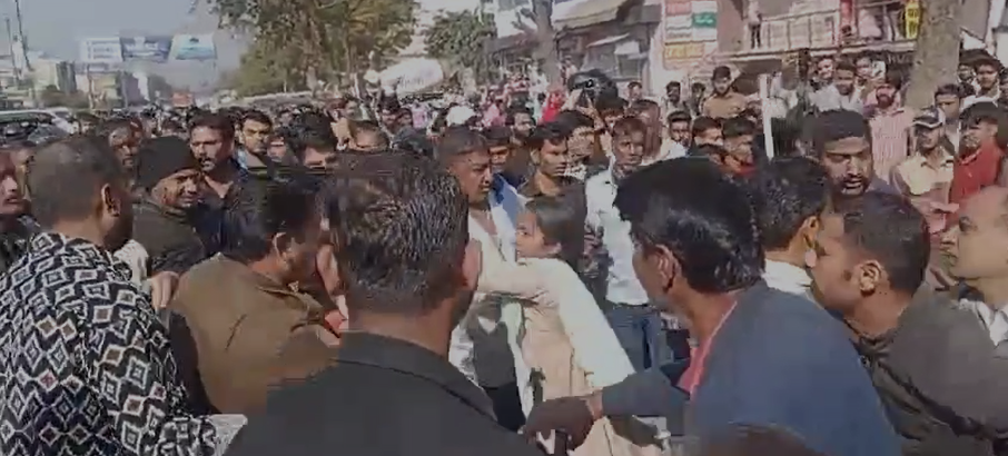 Video: Woman Cop Catches Robber Fleeing After Firing At Jaipur Bank Cashier Video: Woman Cop Catches Robber Fleeing After Firing At Jaipur Bank Cashier