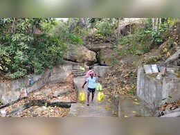 बूंद-बूंद पानी को तरस रहे बैगा पारा के निवासी, 150 फीट गहरी खाई में उतरकर पेयजल लेने के लिए मजबूर बूंद-बूंद पानी को तरस रहे बैगा पारा के निवासी, 150 फीट गहरी खाई में उतरकर पेयजल लेने के लिए मजबूर