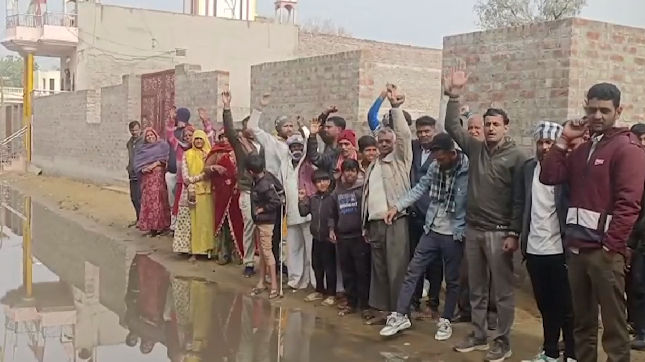 चुरू के सरदार शहर में विकास की खुली पोल, घरों में गंदा पानी घुसने से लोग परेशान