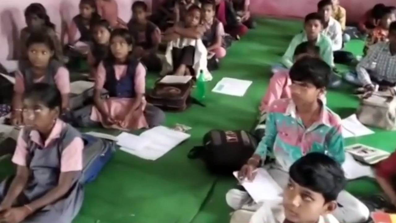 विदिशा के इस स्कूल में खुले आसमान के नीचे पढ़ने को मजबूर क्यों हुए छात्र?