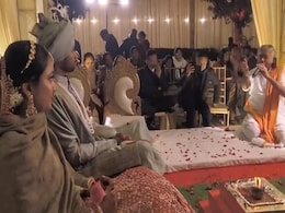 शादी में फेरे कराने की जगह पंडित जी जोर जोर से गाने लगे रोमांटिक गाना, लोग बोले- शादी में भी इन्हें ही बुलाएंगे शादी में फेरे कराने की जगह पंडित जी जोर जोर से गाने लगे रोमांटिक गाना, लोग बोले- शादी में भी इन्हें ही बुलाएंगे