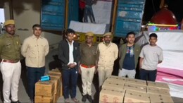 पुलिस ने कंटेनर से पकड़ी 10 लाख रुपए की अवैध शराब, फोम के गद्दों में छुपाकर गुजरात ले जा रहे थे तस्कर