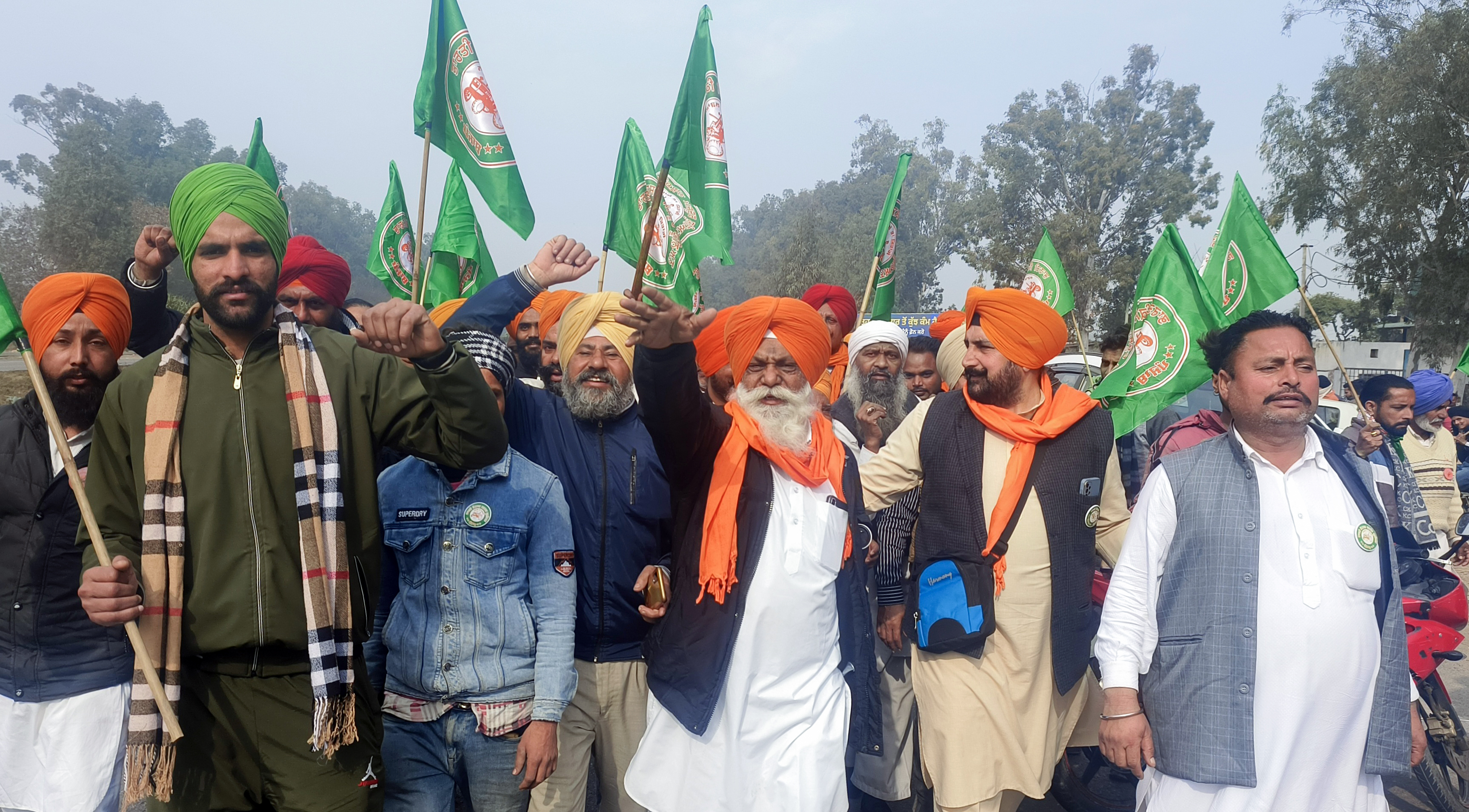Farmers Protest: दिल्ली सीमा पर जारी किसान आंदोलन की आंच पहुंची राजस्थान, जयपुर में महाजुटान, फिर कूच की तैयारी Farmers Protest: दिल्ली सीमा पर जारी किसान आंदोलन की आंच पहुंची राजस्थान, जयपुर में महाजुटान, फिर कूच की तैयारी