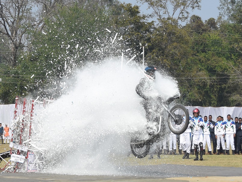 ये हैं रियल 'डेयर डेविल्स', सेना के जवान ने बाइक से 691 ट्यूबलाइट्स तोड़कर बनाए वर्ल्ड रिकॉर्ड्स