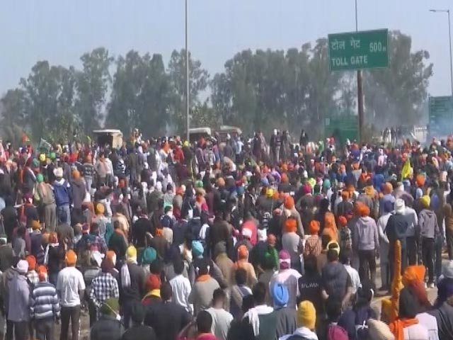 Singhu Border Entirely Sealed, Haryana Commuters Crossing Into Delhi On Foot