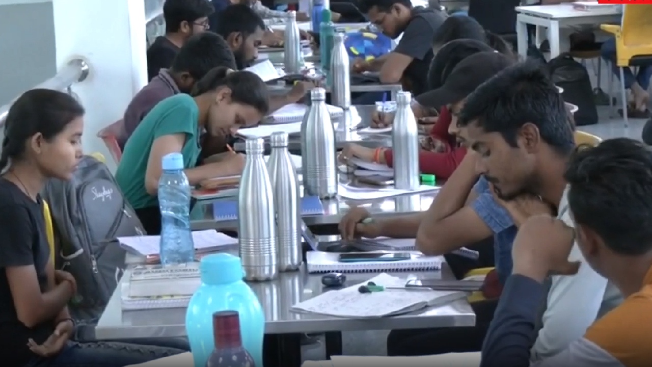 छात्रों के लिए मंदिर है नलंदा परिसर लेकिन यहां के कर्मचारी क्यों परेशान?