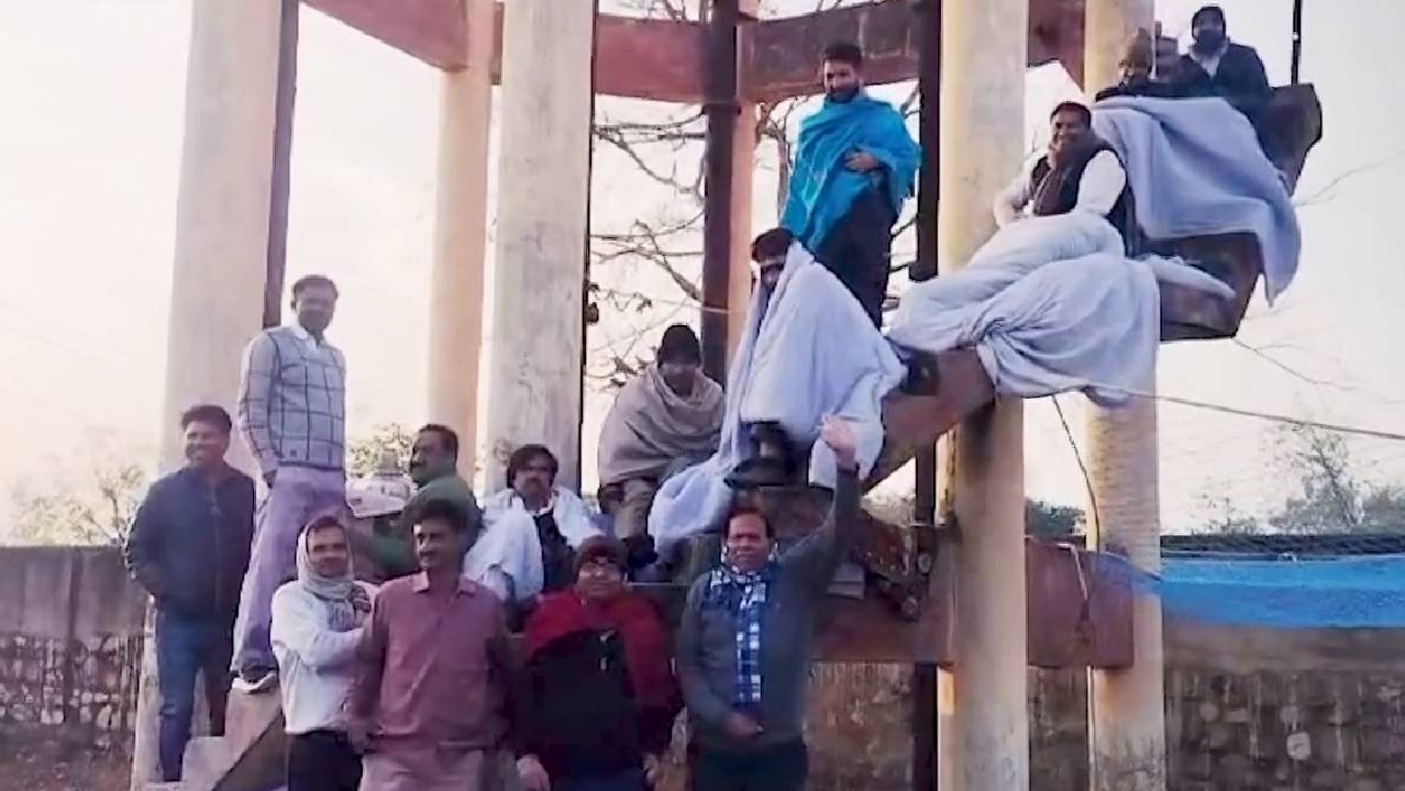 दौसा के इन वकीलों को पानी की टंकी पर चढ़कर क्यों करना पड़ रहा विरोध?