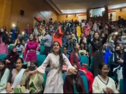 भोजपुरी गाना 'हीरोइन' बजते ही कुर्सी छोड़ डांस करने लगीं लड़कियां, फ्रेशर्स पार्टी में जमकर लगे ठुमके भोजपुरी गाना 'हीरोइन' बजते ही कुर्सी छोड़ डांस करने लगीं लड़कियां, फ्रेशर्स पार्टी में जमकर लगे ठुमके