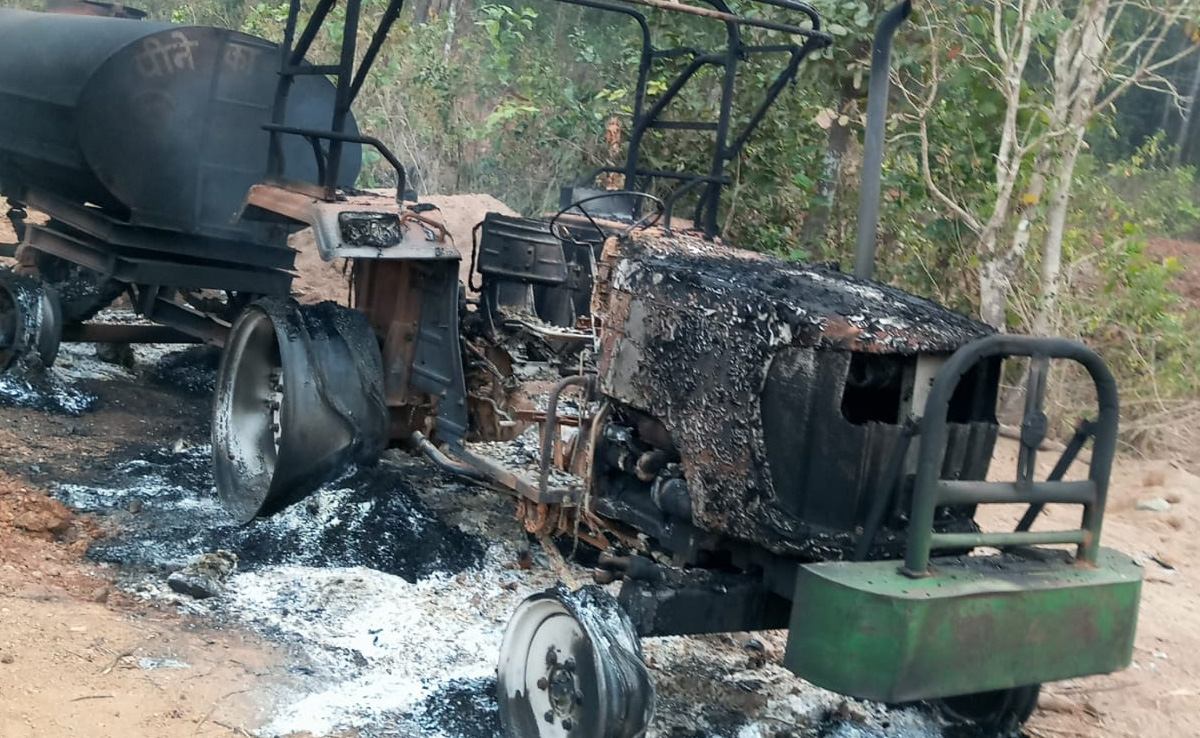छत्तीसगढ़ में नक्सलियों ने सड़क निर्माण को रोका, मिक्सिंग मशीन, ट्रैक्टर-टैंकर में लगाई आग