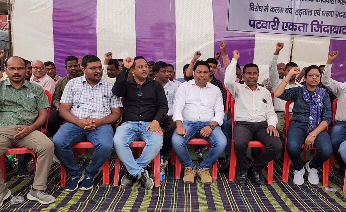 Surajpur: पटवारी से मारपीट का आरोपी अब भी है पुलिस की गिरफ्त से बाहर, धरने पर बैठा संघ, ये है मामला&nbsp;