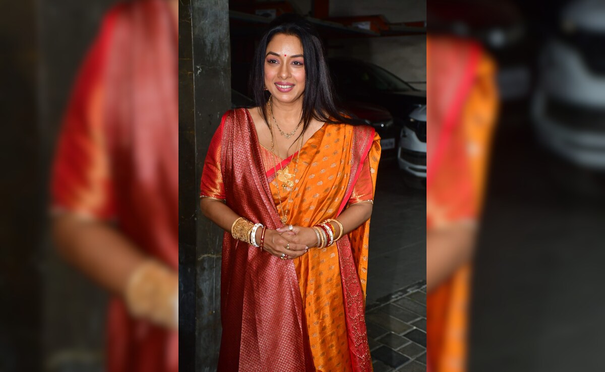 Rupali Ganguly, Sayani Gupta Attend Saraswati <i>Puja</i> Hosted By Anurag Basu