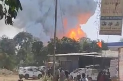 हरदा हादसे के बाद शहडोल के अवैध पटाखा गोदामों पर भी हो रही कार्रवाई हरदा हादसे के बाद शहडोल के अवैध पटाखा गोदामों पर भी हो रही कार्रवाई