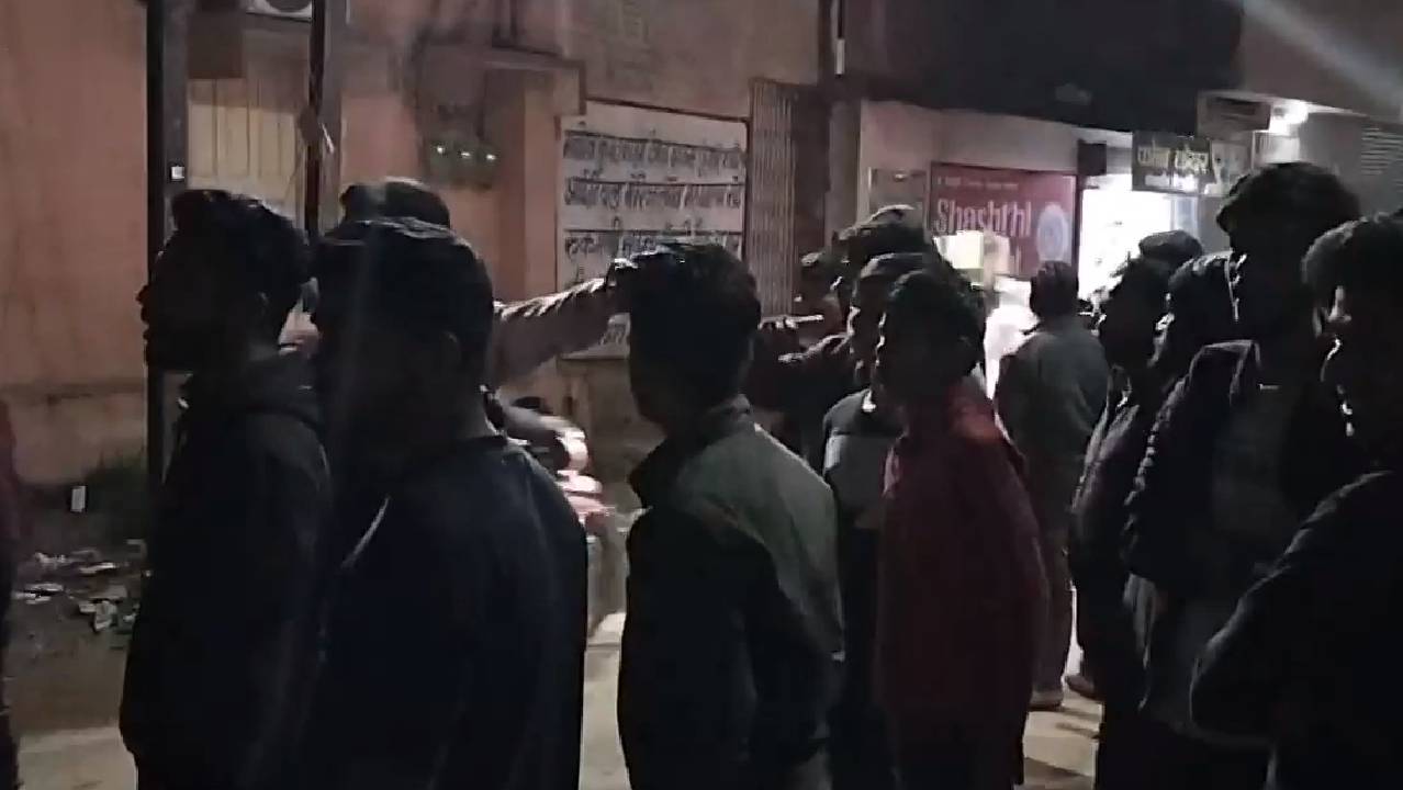 छत्तीसगढ़ केअम्बिकापुर में तीन बाइकसवारों ने अंधाधुंध फायरिंग कर की तोड़फोड़ \