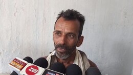 प्रशासन के दिए कपड़ों को&nbsp;वापस करने पहुंचा किसान, कहा- "बीवी और बच्चों ने बहुत डांटा...", जानिए मामला