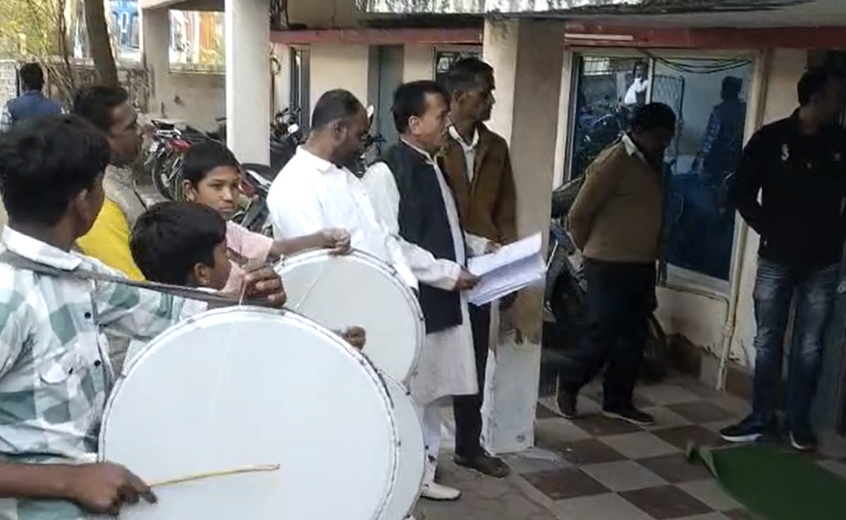 ढोल बजाते हुए शिकायत करने पहुंचे ग्रामीण, आरईएस विभाग में भ्रष्टाचार का आरोप, अनोखा प्रदर्शन