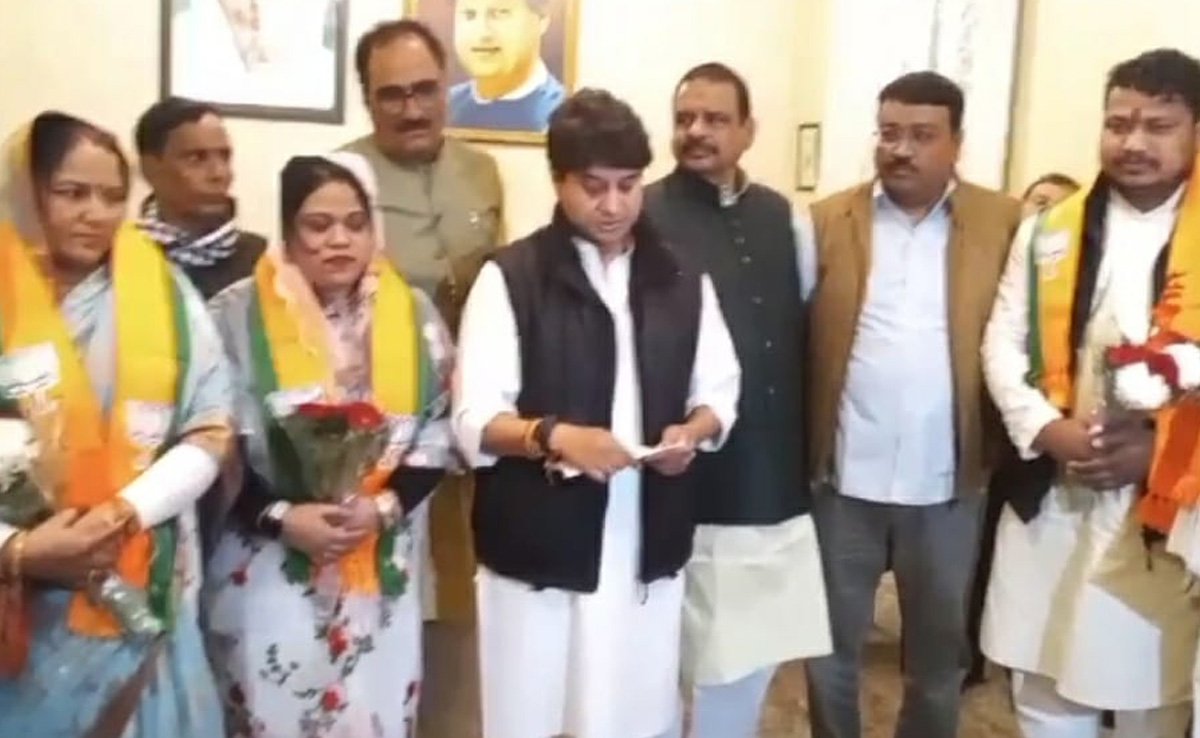 लोकसभा चुनाव से पहले सिंधिया ने कांग्रेस को दिया बड़ा झटका, एक साथ इतने नेताओं को दिलाई BJP की सदस्यता
