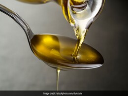 बालों पर इन 4 तरीकों से लगा लिया ऑलिव ऑयल, तो नहीं टूटेंगे बाल और होने लगेगी हेयर ग्रोथ, कुछ ही दिनों में दिखेगा असर बालों पर इन 4 तरीकों से लगा लिया ऑलिव ऑयल, तो नहीं टूटेंगे बाल और होने लगेगी हेयर ग्रोथ, कुछ ही दिनों में दिखेगा असर