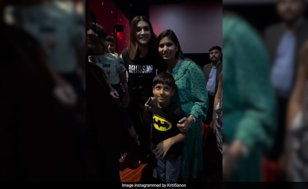 Kriti Sanon Surprises Fans By Attending <i>Teri Baaton Mein Aisa Uljha Jiya</i> Show, Posts Video