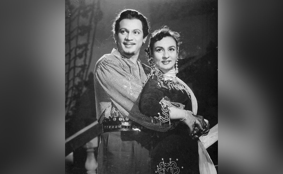 ना अमिताभ बच्चन ना राज कपूर.... बॉलीवुड में सबसे ज्यादा काम कर चुके हैं ये एक्टर, क्या आप जानते हैं कौन हैं ये