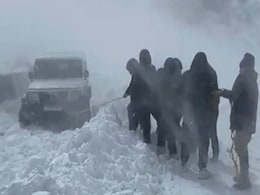 Watch: Border Roads Personnel Pull Out SUV From Snow, Rescue Tourists In Arunachal Watch: Border Roads Personnel Pull Out SUV From Snow, Rescue Tourists In Arunachal