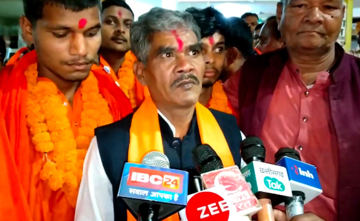 हत्या और आगजनी के आरोपियों की रिहाई पर भाजपा विधायक ईश्वर साहू ने बाजे-गाजे व फूल-मालाओं से किया स्वागत