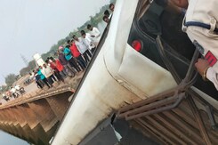 बेमेतरा- सिमगा शिवनाथ नदी  में पलटी बस, 8 की हालत गंभीर बेमेतरा- सिमगा शिवनाथ नदी  में पलटी बस, 8 की हालत गंभीर