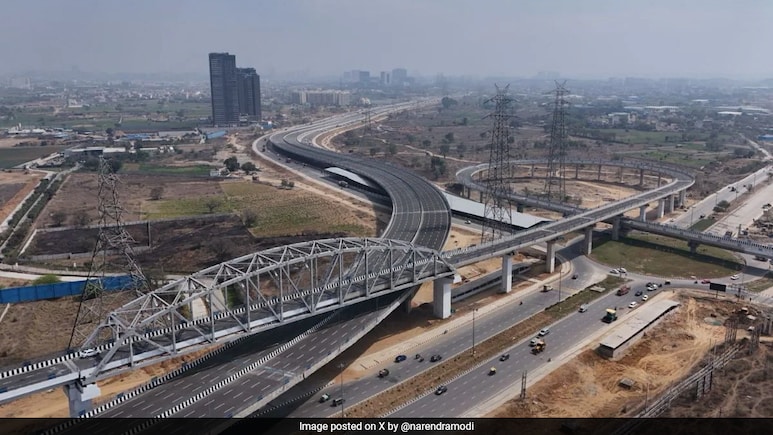 Men Perform Stunts On SUVs, Disrupt Traffic On Dwarka Expressway