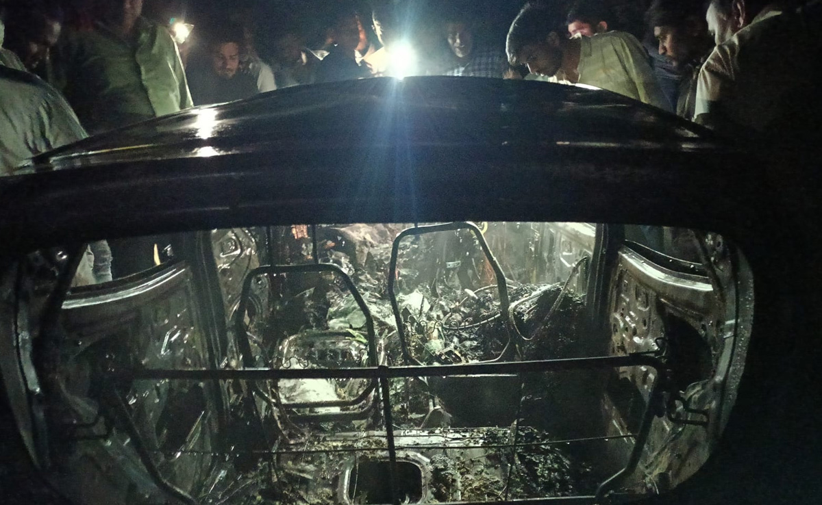 हरदा में धू-धू कर जल उठी सड़क पर दौड़ती कार, जिंदा जले युवक की मौत