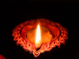 दररोज सायंकाळी दरवाज्याजवळ तुम्ही दिवा लावता? या गोष्टींकडे दुर्लक्ष नको दररोज सायंकाळी दरवाज्याजवळ तुम्ही दिवा लावता? या गोष्टींकडे दुर्लक्ष नको