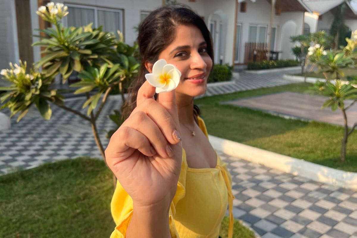 Shweta Mahadik Shows Off How to Make DIY Gold Nail Accessories Shweta Mahadik Shows Off How to Make DIY Gold Nail Accessories