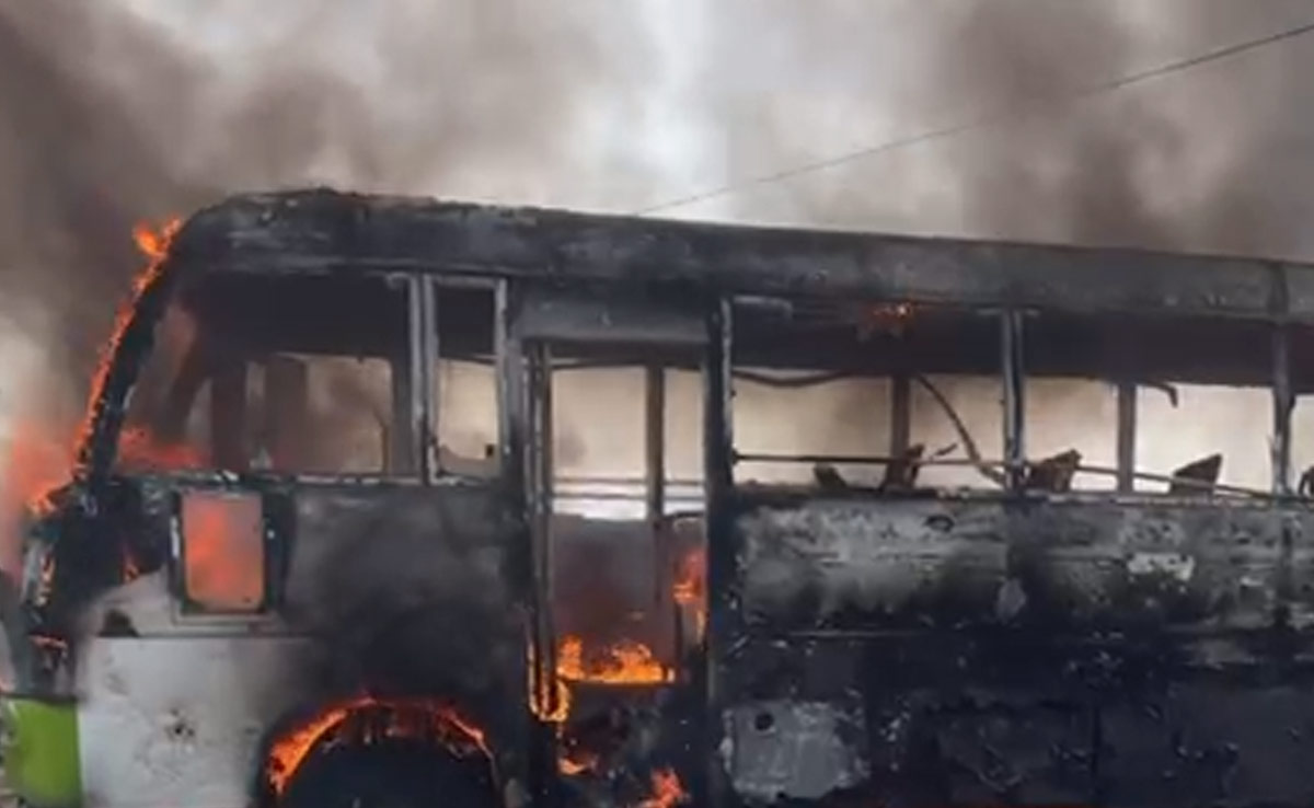 Fire in Bus: गाजीपुर में 11 हजार वोल्ट की लाइन की चपेट में आई मिनी बस, कई लोग जिंदा जले