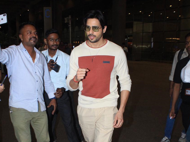 Sidharth Malhotra's Selfie Time With Fans At Airport