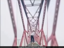 चलती ट्रेन की छत पर शख्स ने किया खतरनाक स्टंट, दिल दहला देने वाले इस वीडियो को देख लोग बोले- बेवकूफी की हद है ये तो चलती ट्रेन की छत पर शख्स ने किया खतरनाक स्टंट, दिल दहला देने वाले इस वीडियो को देख लोग बोले- बेवकूफी की हद है ये तो