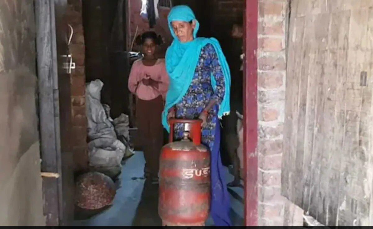 PM Modi’s Women’s Day Special: Rs 100 Cut In Cooking Gas Price PM Modi’s Women’s Day Special: Rs 100 Cut In Cooking Gas Price