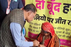 छत्तीसगढ़ में पोलियो पल्स अभियान शुरू, सीएम ने खुद बच्चों को पिलाई दवा छत्तीसगढ़ में पोलियो पल्स अभियान शुरू, सीएम ने खुद बच्चों को पिलाई दवा