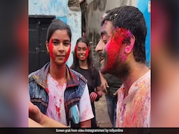 होली पर स्कूटी से जा रहे थे अरिजीत सिंह तभी रंगों के साथ आ गई बच्चों की टोली, बीच रास्ते सिंगर ने दिया ऐसा रिएक्शन होली पर स्कूटी से जा रहे थे अरिजीत सिंह तभी रंगों के साथ आ गई बच्चों की टोली, बीच रास्ते सिंगर ने दिया ऐसा रिएक्शन