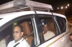 गिरफ्तारी के बाद अरविंद केजरीवाल की पहली झलक आई सामने गिरफ्तारी के बाद अरविंद केजरीवाल की पहली झलक आई सामने