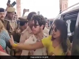 VIDEO: राम लला के दर्शन करने पीली साड़ी में अयोध्या पहुंची प्रियंका चोपड़ा, कुर्ते पजामे में नजर आए निक जोनस VIDEO: राम लला के दर्शन करने पीली साड़ी में अयोध्या पहुंची प्रियंका चोपड़ा, कुर्ते पजामे में नजर आए निक जोनस