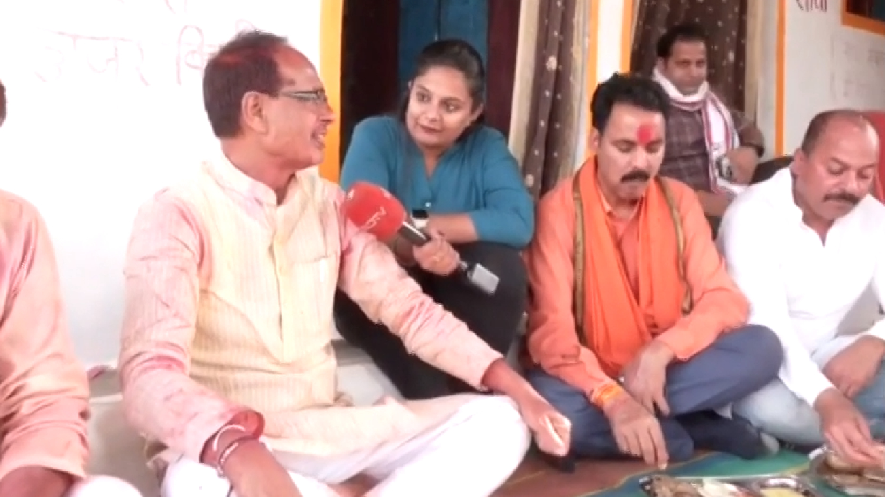 Shivraj Singh Exclusive: शिवराज सिंह चौहान ने दलित के घर किया भोजन, कहा- 'दरिद्र ही नारायण'