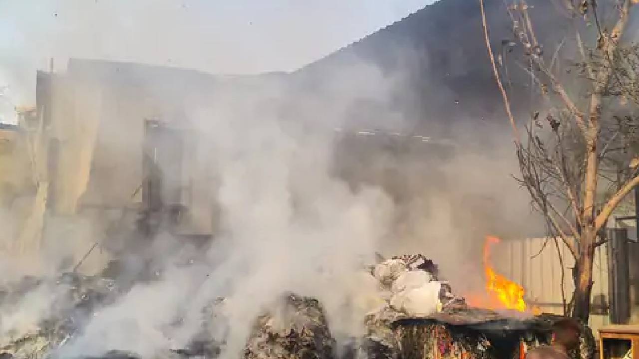 रतलाम में रद्दी के गोदाम में लगी आग , शोरूम और फैक्ट्री आए चपेट में, ढाई घंटे में आग पर पाया काबू