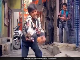गली में डांस कर रहा था यह लड़का, स्कूल जा रहे बच्चे ने भी मारी ऐसी एंट्री शाहिद कपूर को भी किया फेल, बार-बार प्ले करेंगे वीडियो गली में डांस कर रहा था यह लड़का, स्कूल जा रहे बच्चे ने भी मारी ऐसी एंट्री शाहिद कपूर को भी किया फेल, बार-बार प्ले करेंगे वीडियो