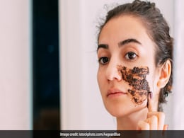 डर्मेटोलॉजिस्ट ने बताया किन लोगों को चेहरे पर नहीं लगाना चाहिए स्क्रब, स्किन को हो सकता है नुकसान डर्मेटोलॉजिस्ट ने बताया किन लोगों को चेहरे पर नहीं लगाना चाहिए स्क्रब, स्किन को हो सकता है नुकसान