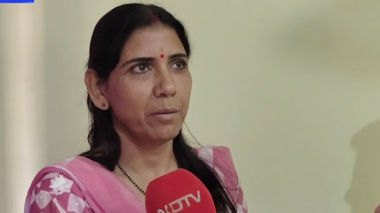 सीकर: इस टीचर ने स्कूली बच्चों  के नाम कर दी 5 साल की सैलरी