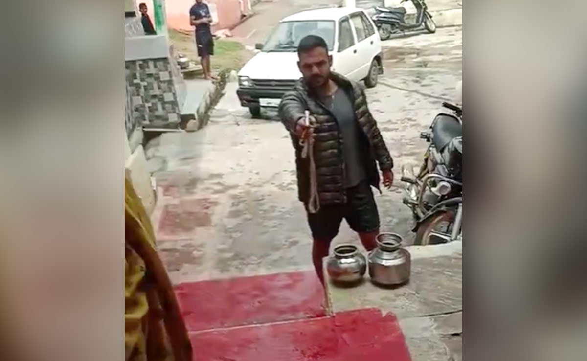 Gwalior में सनकी चाचा की करतूत, भतीजी ने पालतू कुत्ते को भगाया तो तान दिया बंदूक, वीडियो हुआ वायरल