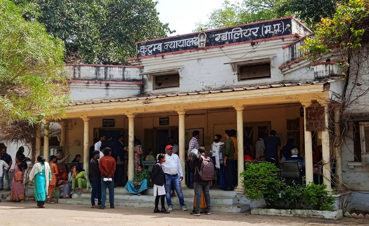 महिला ने भरण-पोषण के लिए मांगे 15 हजार रुपए, पति बोला-मैं तो किन्नर हूं, भला शादी कैसे कर सकता हूँ