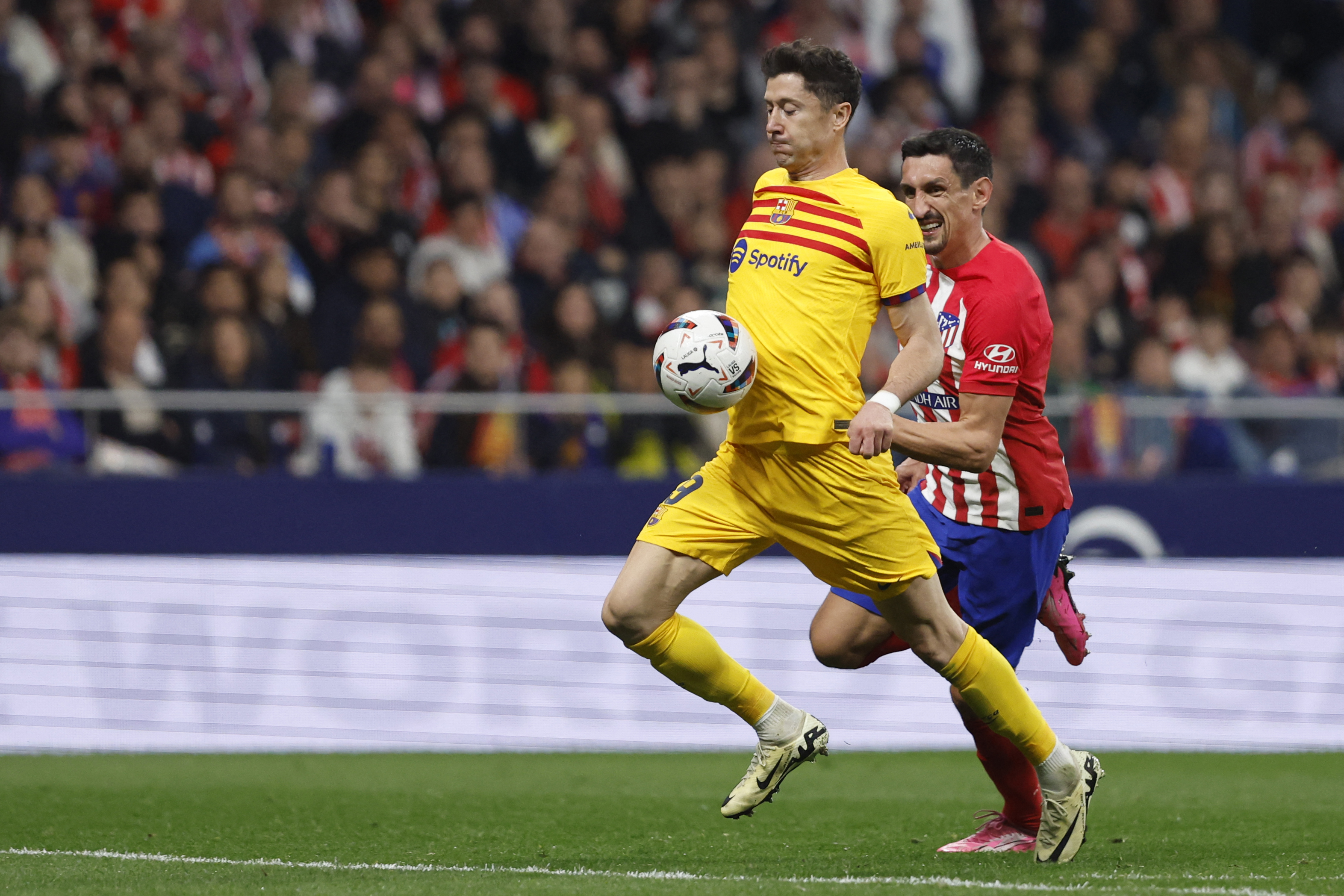 Lewandowski-Powered Barcelona Thrash Atletico To Stay In Title Race