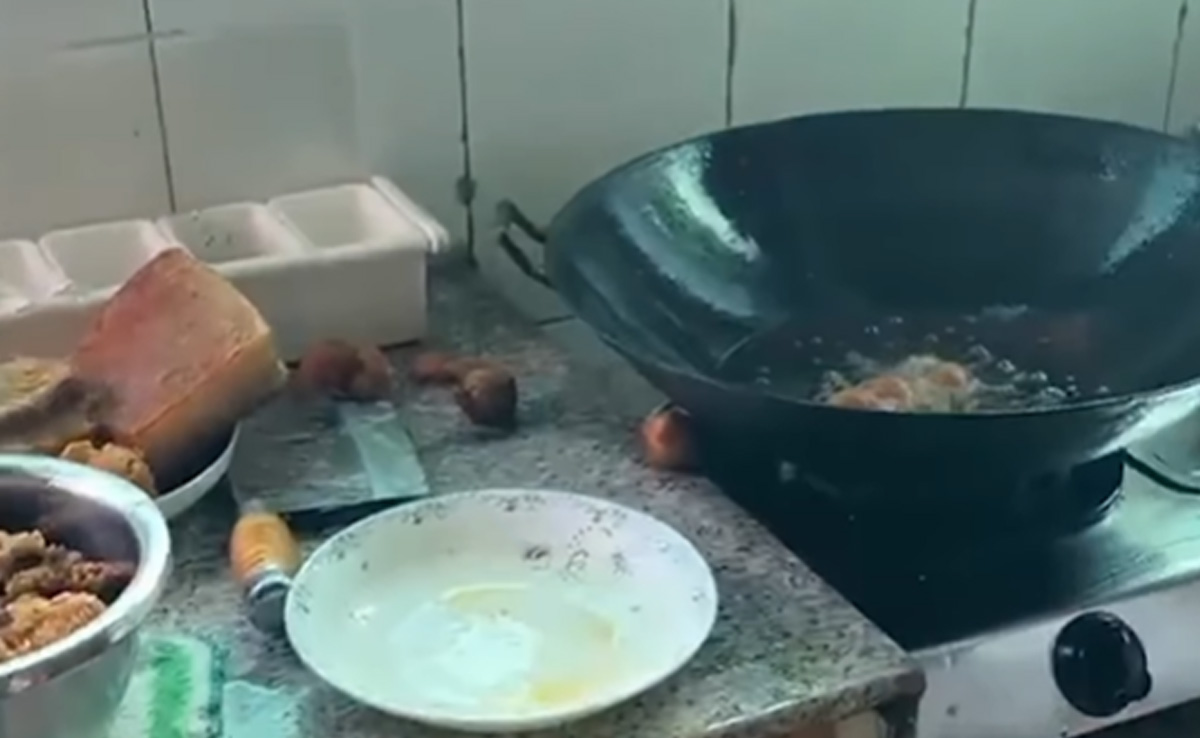 ससुराल में पहले दिन बहू ने बनाया कुछ ऐसा, उछल-उछल कर फटते नजर आए आलू, लोग बोले- दम आलू नहीं ये हैं 'बम' आलू