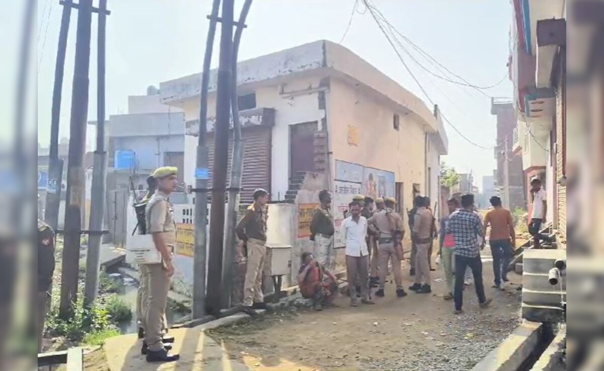 बदायूं डबल मर्डर केस: अभी तक नहीं हुआ हत्‍या की वजह का खुलासा, नाराज पिता ने बाइक को लगाई आग